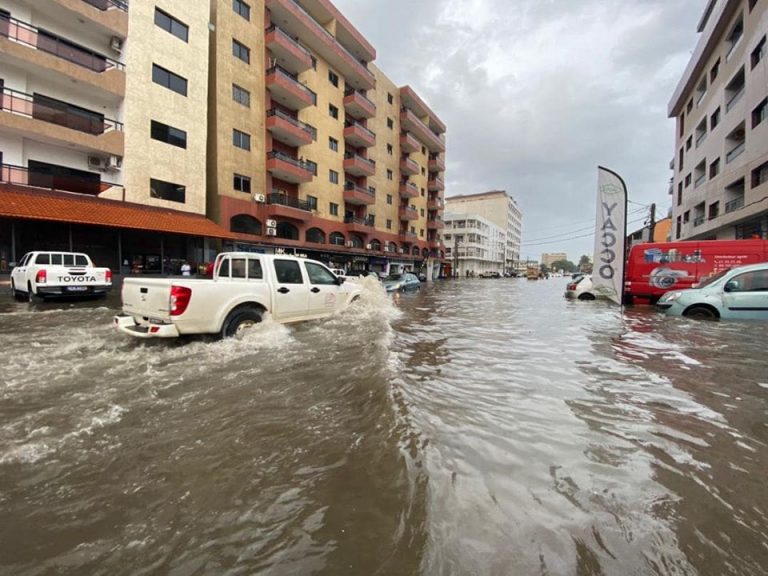 Abidjan sous les eaux : Cocody inondé, circulation perturbée