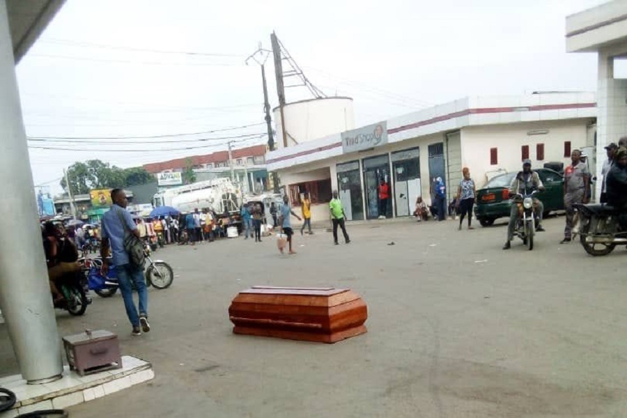 Un cercueil déposé dans une station-essence de Douala : Un différend familial vire au spectacle macabre